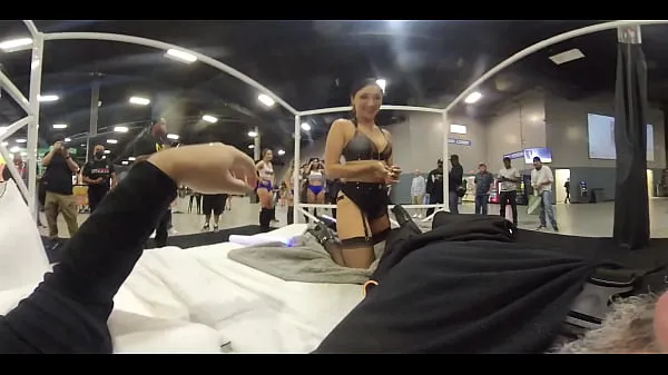 Lady Rouge gives me a lapdance on a bed at EXXXotica NJ 2021 in VR أنبوب دافئ كبير