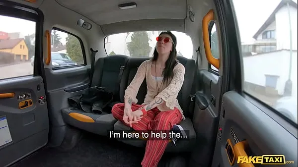Stort Fake Taxi Hippy chick gets a big dick deep inside her pussy varmt rör
