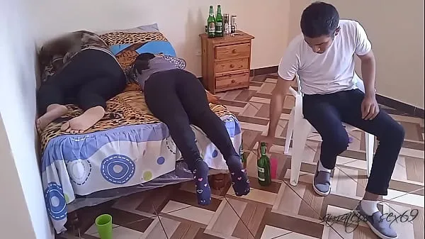 the best action movie part 2: after arriving home with my wife's cuckold and her friend we fucked to have a good time while my wife can't see us Tiub hangat besar
