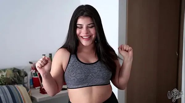 Stort Juicy natural tits latina tries on all of her bra's for you varmt rør