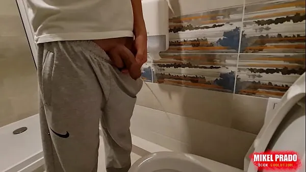 Stort Guy films him peeing in the toilet varmt rör
