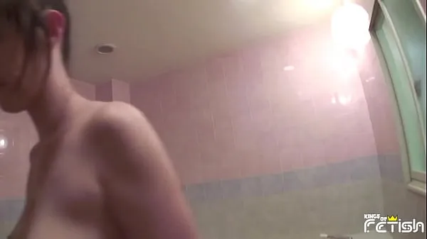 Grote Busty Japanese girl takes a hot shower and gets dressed warme buis