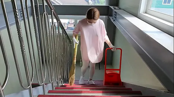 Suuri Korean Girl part time - Cleaning offices and stairs in short shorts No bra lämmin putki