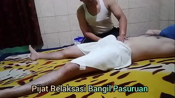 Stort Straight man gets hard during Thai massage varmt rør