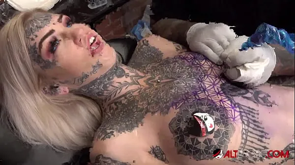 Suuri Sascha plays with Amber Luke while she gets tattooed lämmin putki