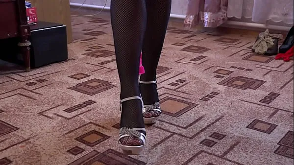 Μεγάλος Foot fetish with different pantyhose and stockings and high heels. The brunette boasts of her legs and beautiful ass and hairy pussy. Homemade θερμός σωλήνας
