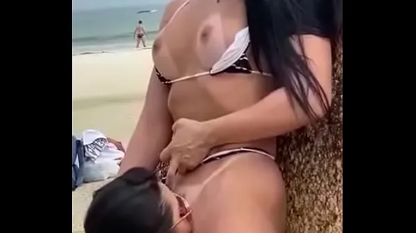 TWO TESUDAS CATCHING IN PUBLIC ON THE BEACH Tabung hangat yang besar