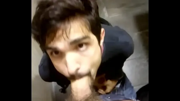 Stort sucking dick in public toilet varmt rör