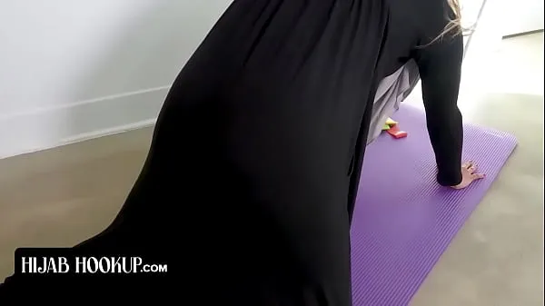 Hijab Hookup - Slender Muslim Girl In Hijab Surprises Instructor As She Strips Of Her Clothes أنبوب دافئ كبير