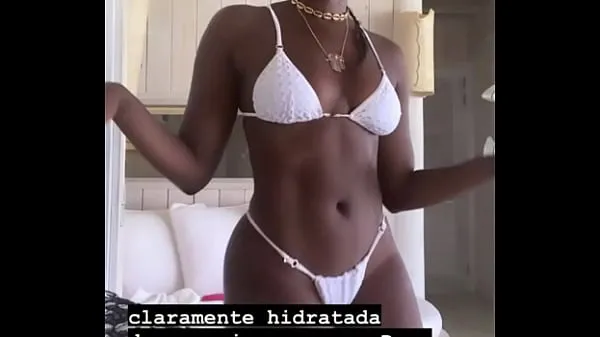 Grande Singer iza in a bikini showing her butt tubo quente