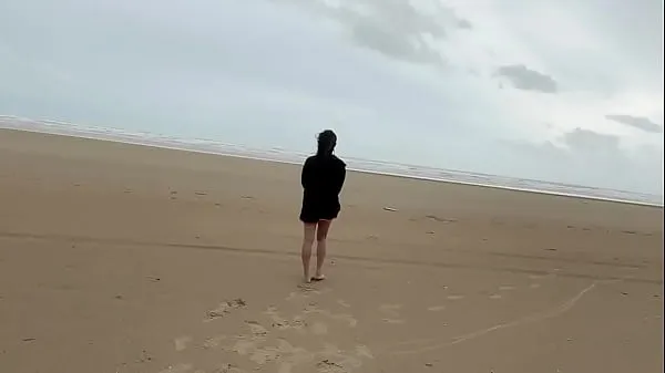 Stort sexy ladyboy masturbating her cock in the beach varmt rør