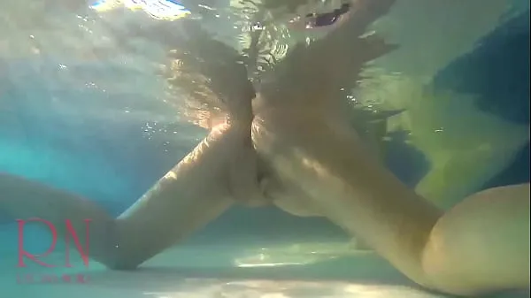 Grande Show de buceta subaquática. Sereia dedilhado masturbação Bebê elegante e flexível, nadando debaixo d'água na piscina ao ar livre tubo quente