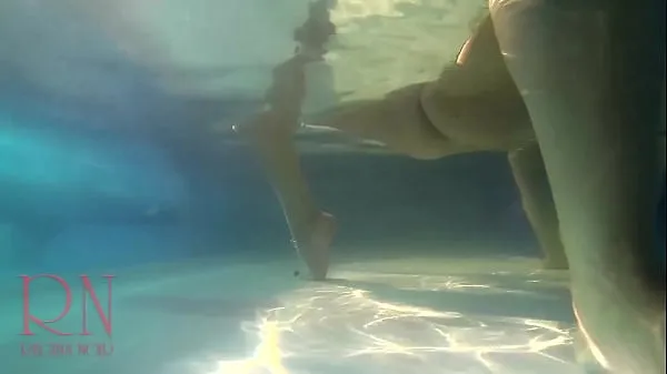 Gran Espectáculo de coño bajo el agua. Sirena digitación masturbación Nena elegante y flexible, nadando bajo el agua en la piscina al aire libretubo caliente