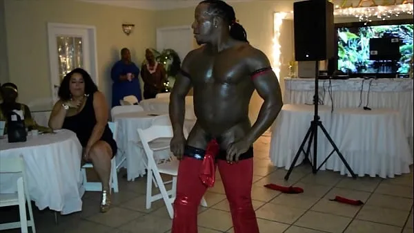 Jamaican Stripper Has Surprise for MILFS أنبوب دافئ كبير