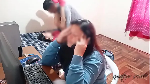 My wife's cuckold talking on the phone while I eat her best friend: the more distracted she is, the richer I fuck with her friend while she pays my house debts Tiub hangat besar
