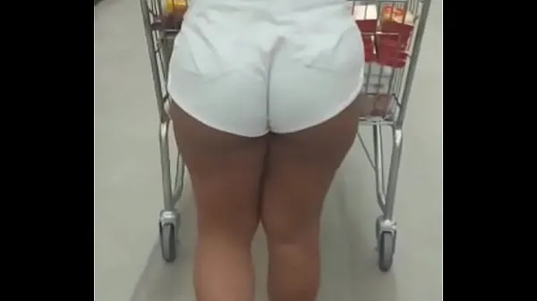 Μεγάλος showing her ass in the market θερμός σωλήνας