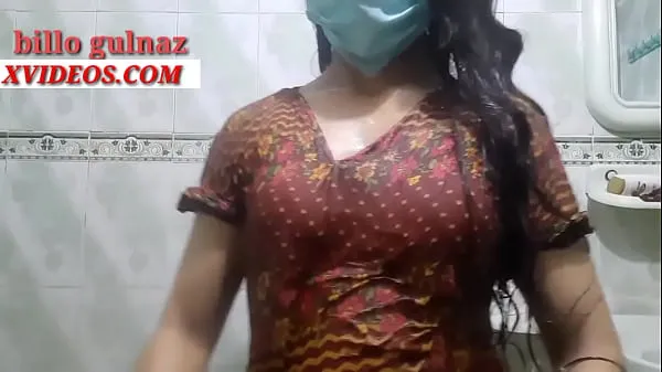 Stort Indian girl taking a bath in the bathroom varmt rør
