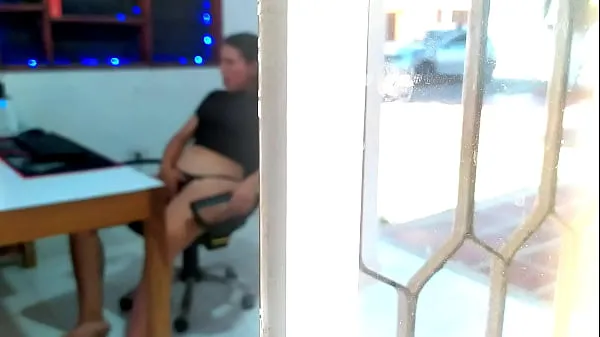 Nagy Catching my young neighbor through the window. My neighbor has just turned 18 and I discovered her masturbating while she watches porn on her computer. She watches video of threesomes being half-naked while she touches her pussy meleg cső