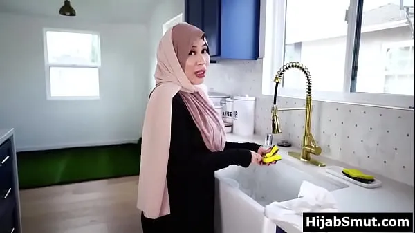 Hijab wearing muslim MILF caught husband fucking sex toy أنبوب دافئ كبير