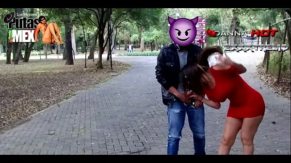 Stort DANNA HOT NUDE IN A PUBLIC PARK IN FRONT OF MANY PEOPLE AND GIVING ORAL SEX TO A STRANGER varmt rør