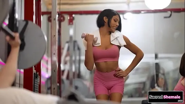 Stort Latina tgirl Lola Morena gets barebacked at a gym varmt rør