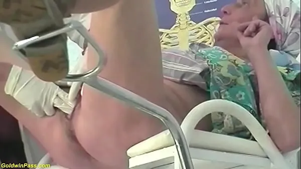Gros grand-mère laide rugueuse poings par son médecin fou tube chaud