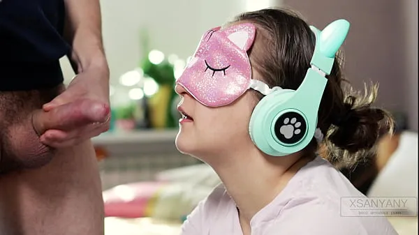 Ống ấm áp ICE CREAM TASTE GAME with big cheat on 18 year old blindfolded girl's best friend -XSanyAny lớn