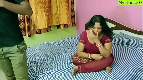 Gran Indian Hot xxx bhabhi teniendo sexo con un chico de pene pequeño! ¡Ella no esta feliztubo caliente
