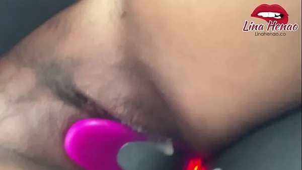 Exhibitionism - I want to masturbate so I do it on my motorbike while everyone passing by sees me and I get so excited that I squirt Tabung hangat yang besar
