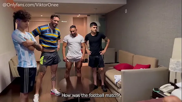 큰 4 soccer players break ass 따뜻한 튜브