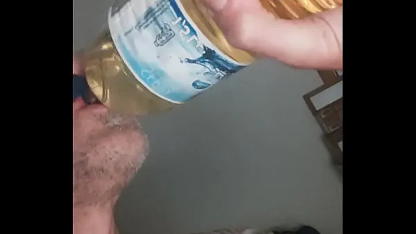Stort Chugging 1,5 litres of male piss, swallowing all until last drop part two varmt rör