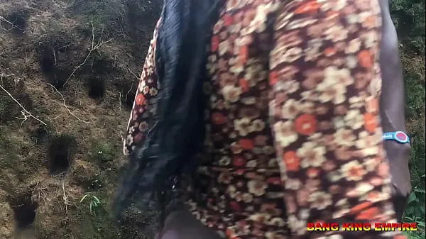 大在非洲的某个地方 - 做爱是合法的 - 看看这个性瘾者在她和她的祖母从农场回来后对她做了什么 - 4K 色情（XVIDEOS RED 上的完整视频暖管