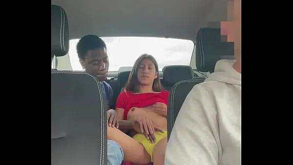 Stort Hidden camera records a young couple fucking in a taxi varmt rør