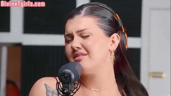 Büyük Tgirl goddess fucks in interracial duo in singing booth sıcak Tüp
