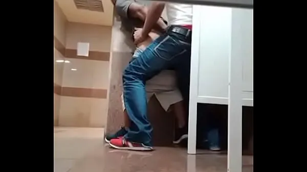Stort CATCH TWO HOT MEN FUCKING IN THE PUBLIC BATHROOM URINAL varmt rör