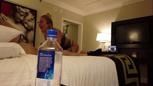 Stupid Water Bottle! Madelyn Monroe Fucks Stranger in Vegas أنبوب دافئ كبير
