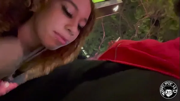 thick ass Canadian lets lil d fuck her gf أنبوب دافئ كبير
