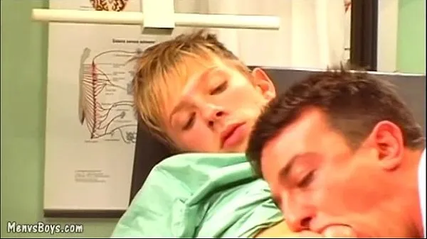 Grote Horny gay doc seduces an adorable blond youngster warme buis
