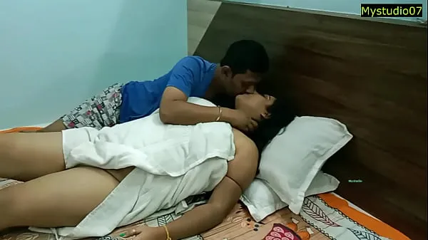Ống ấm áp Desi sexy wife shared by husband with his Boss lớn