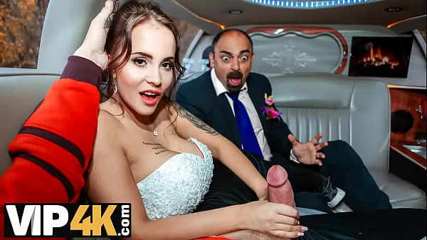 Stort VIP4K. Random passerby scores luxurious bride in the wedding limo varmt rør