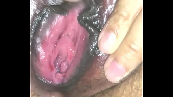 She is nutting with her pussy opened Tabung hangat yang besar