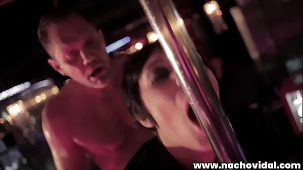 Grote The stud Nacho Vidal fucks Soraya Wells against a stripper pole, spanking her fleshy ass as she gasps and groans. He eats her pussy and meaty butt warme buis