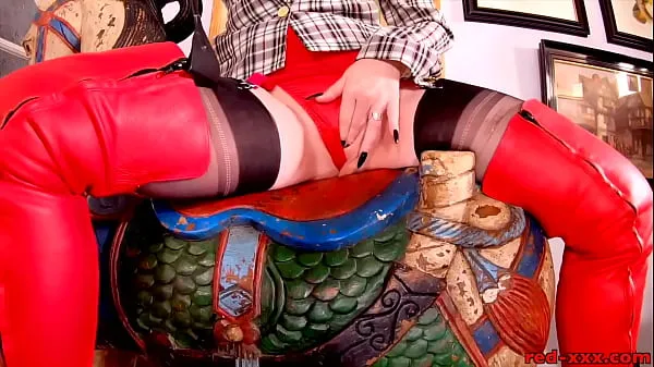 Veľká Hot MILF Red XXX in her sexy red thigh high boots teplá trubica