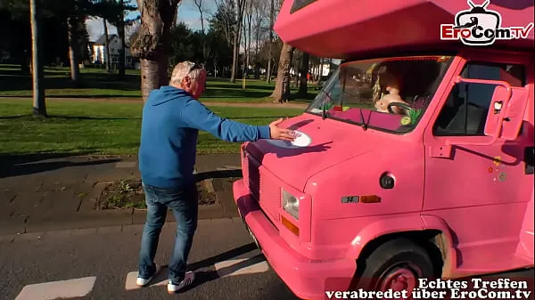 Gran El abuelo recoge a una teen alemana en la calle y se la folla en el cochetubo caliente