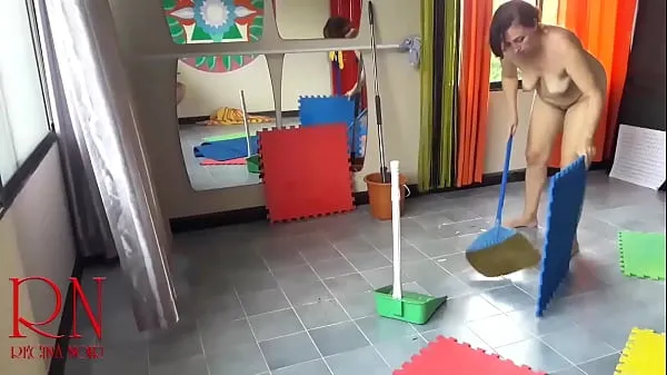 ใหญ่ Nudist maid cleans the yoga room. A naked cleaner cleans mirrors, sweeps and mops the floor. scene 1 ท่ออุ่น