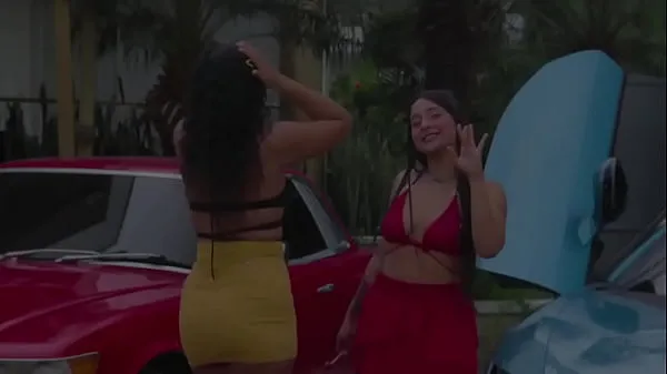Büyük Lesbians sit on top of luxury cars GGMansion sıcak Tüp
