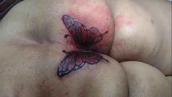 बड़ी MARY BUTTERFLY redoing her ass tattoo, husband ALEXANDRE as always filmed everything to show you guys to see and jerk off गर्म ट्यूब