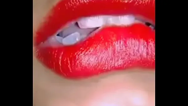 बड़ी horny play with her lips गर्म ट्यूब