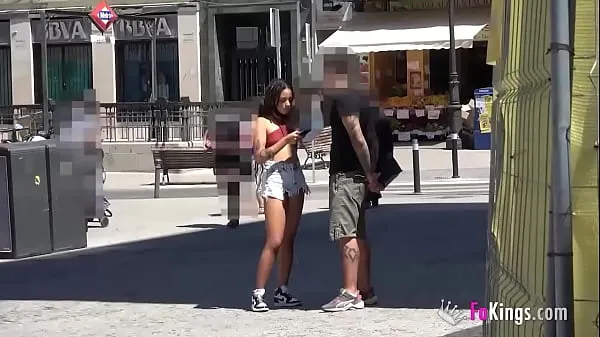 Grote Young 'n shy babe seduces random guys in the streets of Madrid warme buis