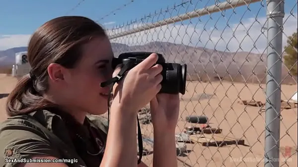 Stort Sexy war reporter Casey Calvert caught on cam soldier James Deen fucking bound babe Lyla Storm then she is caught and anal fucked too in a desert varmt rør